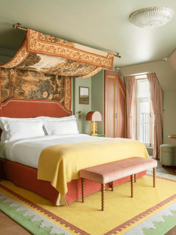 le grand mazarin, hotelkamer, kleurrijk interieur