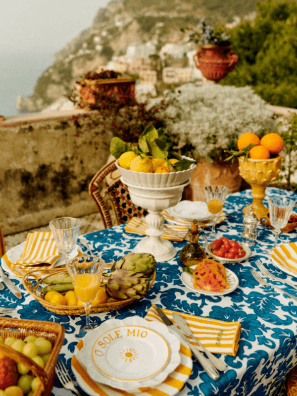 tafel styling, tafel, servies, tafel dekken, bord bloemen, bloemen bord, tafelkleed, sezane home collectie, italie, amalfi kust